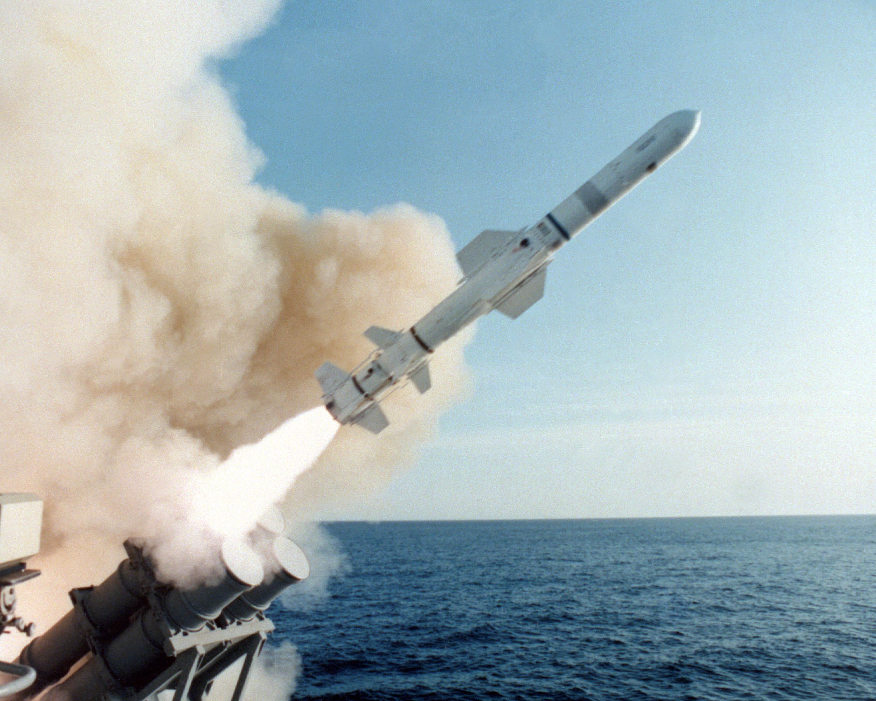 Ракеты томагавк. Гарпун противокорабельная ракета. Крылатая ракета томагавк. RGM-84 Harpoon. Крылатая ракета США томагавк.